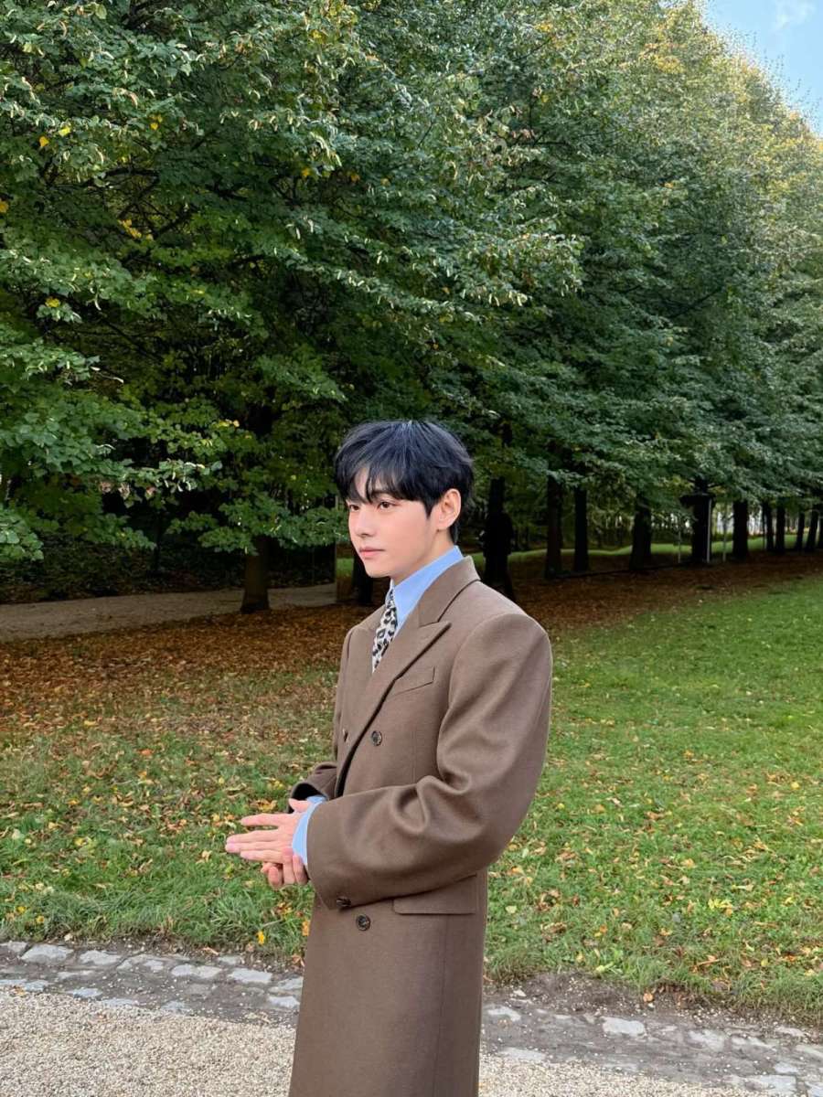 なんと9年連続で独歩的な「世界美男1位」のタイトルを掴み続けている男性歌手の日常ルック