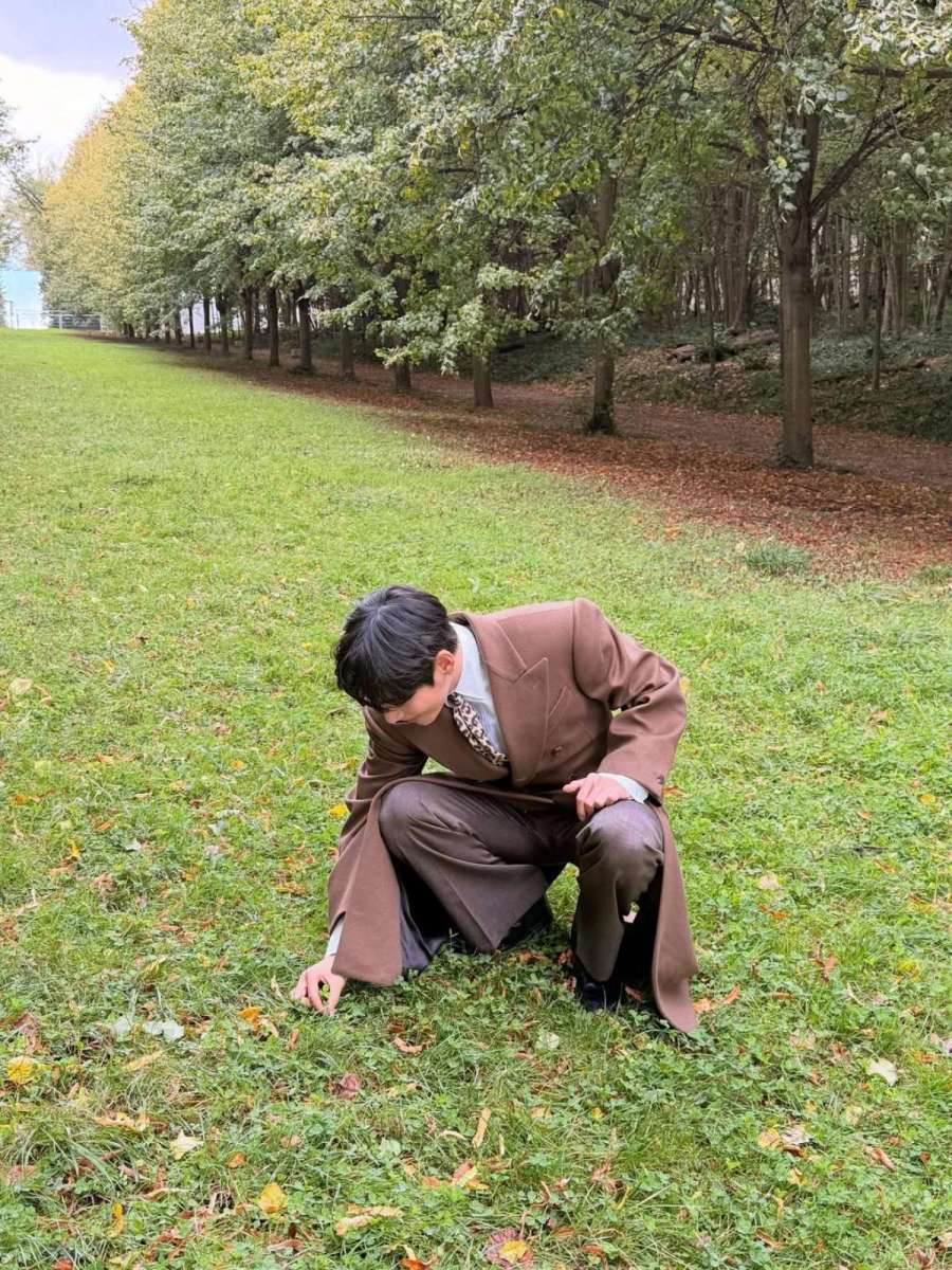 なんと9年連続で独歩的な「世界美男1位」のタイトルを掴み続けている男性歌手の日常ルック