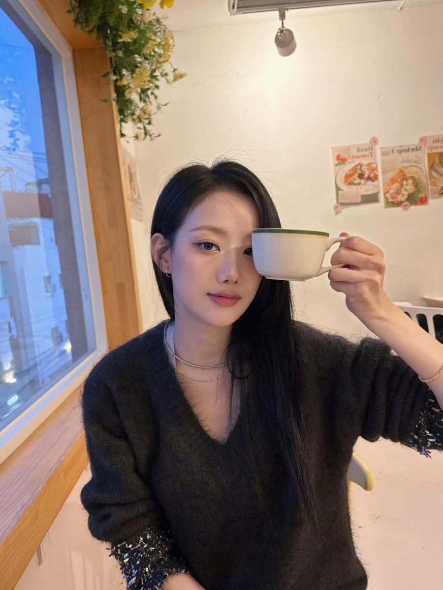 想像もつかない組み合わせ…サッカー選手イ・ガンインと「熱愛説」が流れた女性歌手の日常ルック