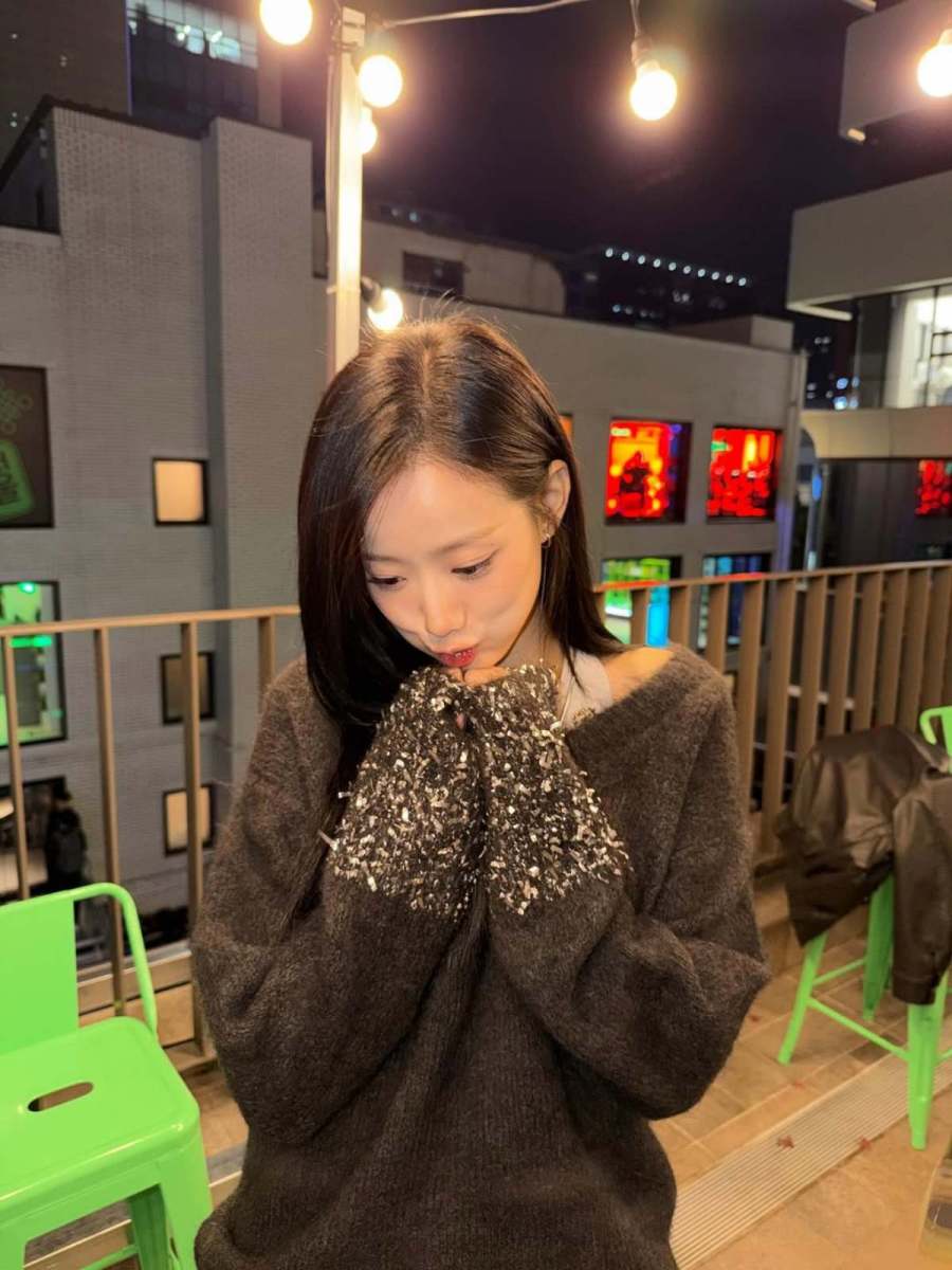 想像もつかない組み合わせ…サッカー選手イ・ガンインと「熱愛説」が流れた女性歌手の日常ルック