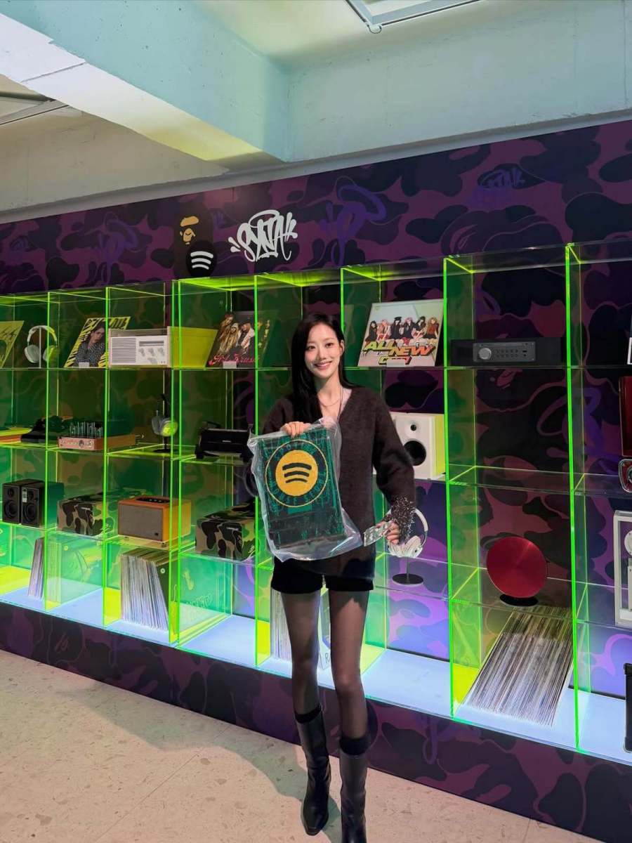 想像もつかない組み合わせ…サッカー選手イ・ガンインと「熱愛説」が流れた女性歌手の日常ルック