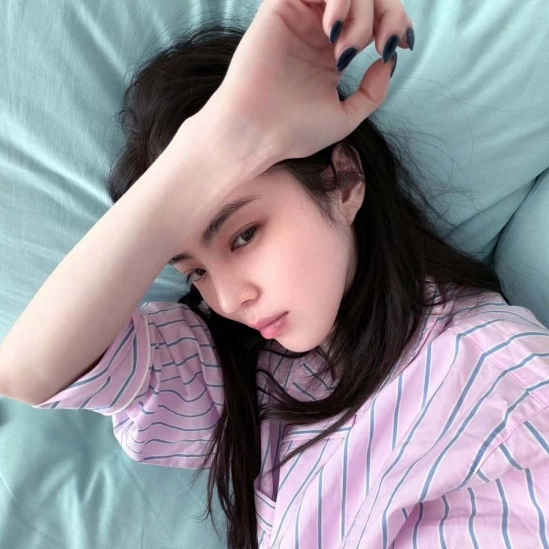 美貌が狂ってる…「Z世代を代表するビジュアル」ワンストップと呼ばれる女優のナチュラルヘアスタイル