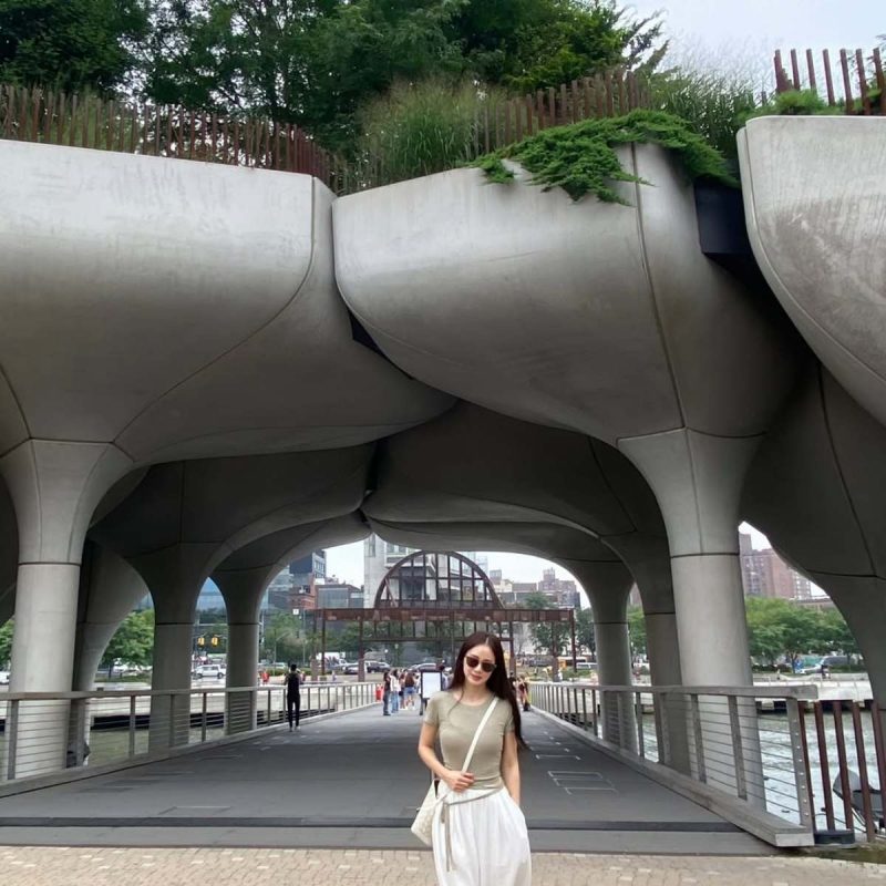 5年間の熱愛期間中、5回「結婚説を否定」…ついに極秘結婚を果たした女優のファッション