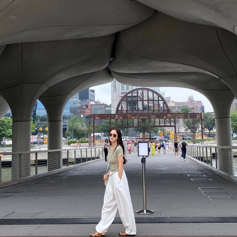 5年間の熱愛期間中、5回「結婚説を否定」…ついに極秘結婚を果たした女優のファッション