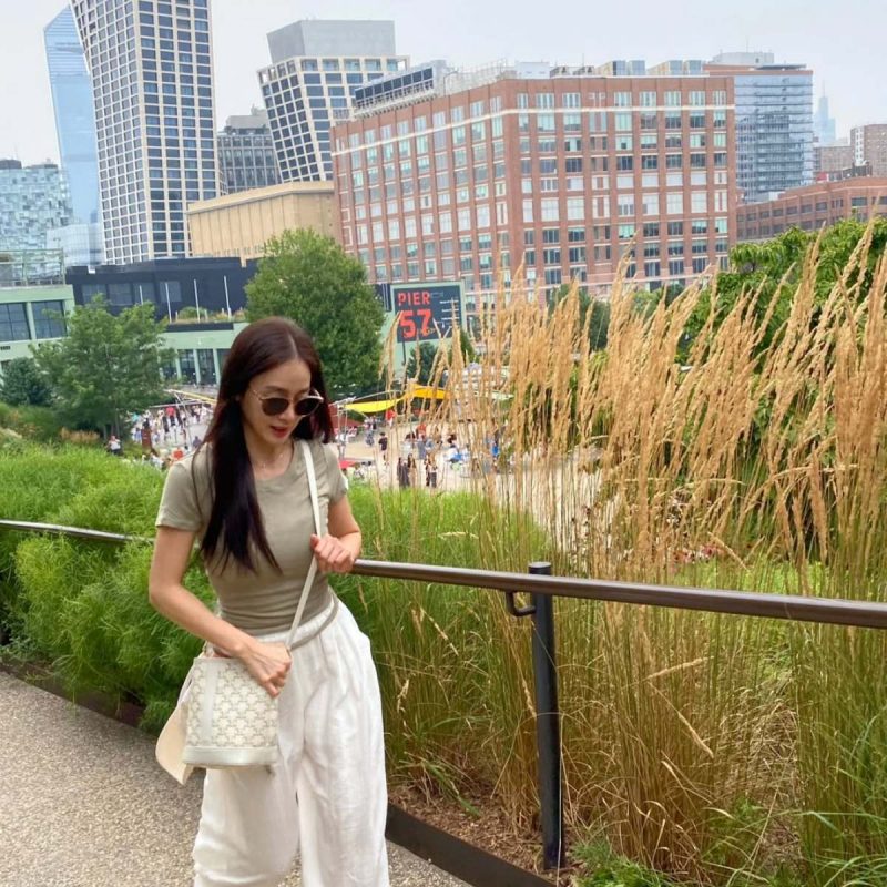 5年間の熱愛期間中、5回「結婚説を否定」…ついに極秘結婚を果たした女優のファッション