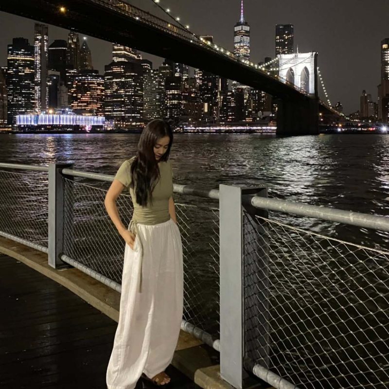 5年間の熱愛期間中、5回「結婚説を否定」…ついに極秘結婚を果たした女優のファッション