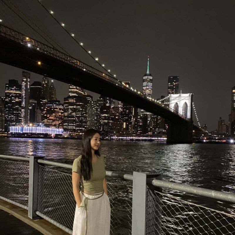 5年間の熱愛期間中、5回「結婚説を否定」…ついに極秘結婚を果たした女優のファッション