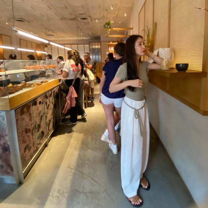 5年間の熱愛期間中、5回「結婚説を否定」…ついに極秘結婚を果たした女優のファッション