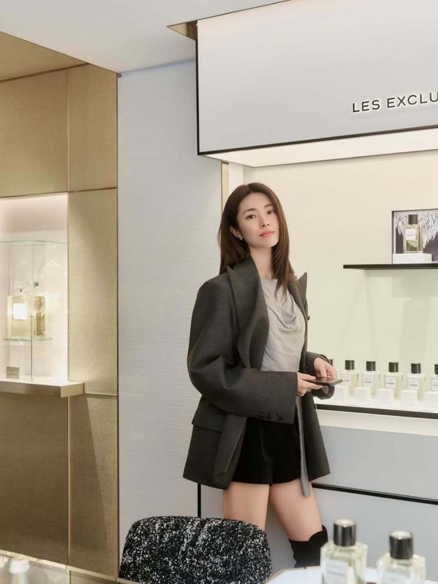 「ニューヨークの名門大学」を順調に通っていたが突然中退し、演技を始めた女優のファッション