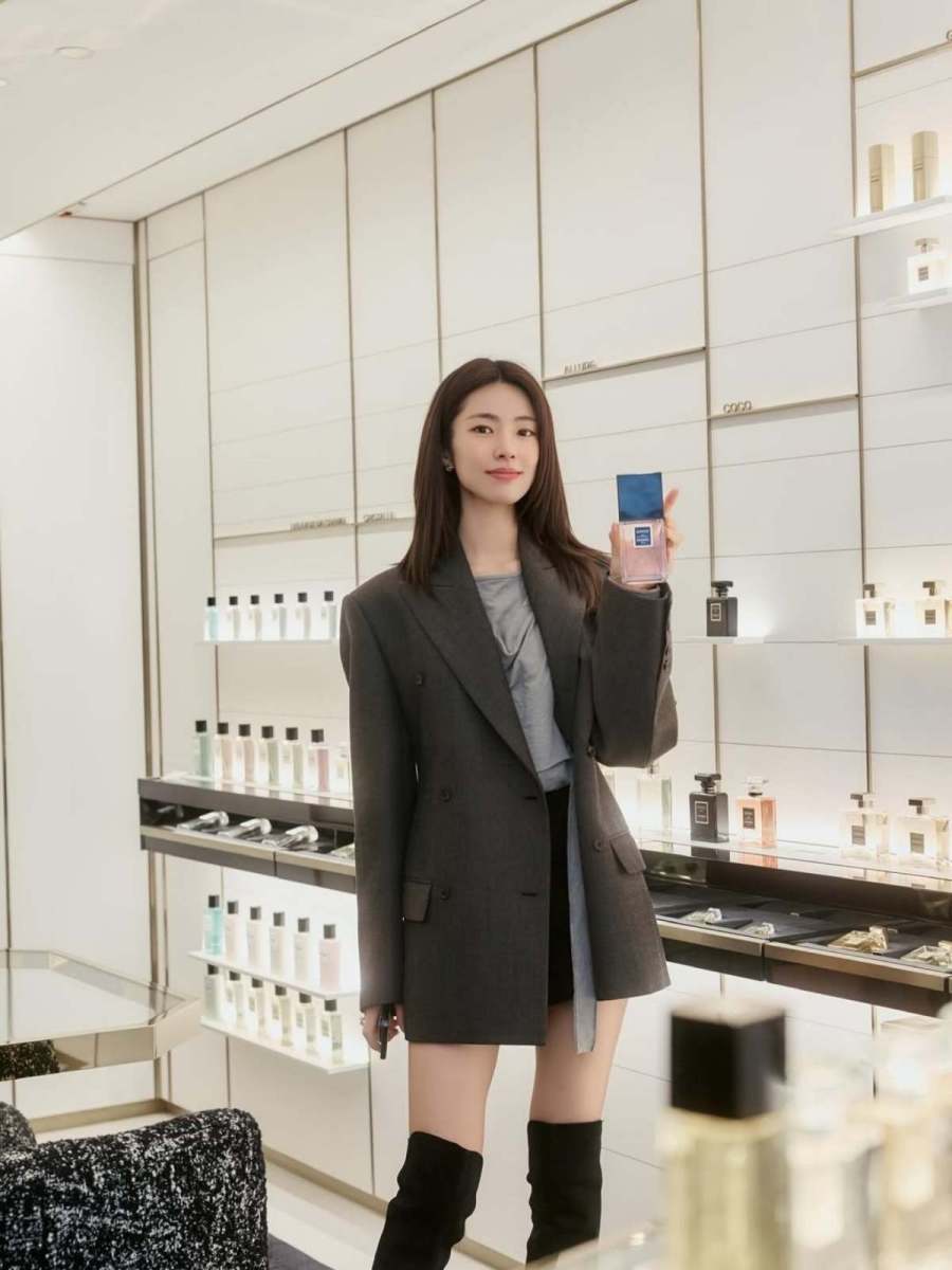 「ニューヨークの名門大学」を順調に通っていたが突然中退し、演技を始めた女優のファッション