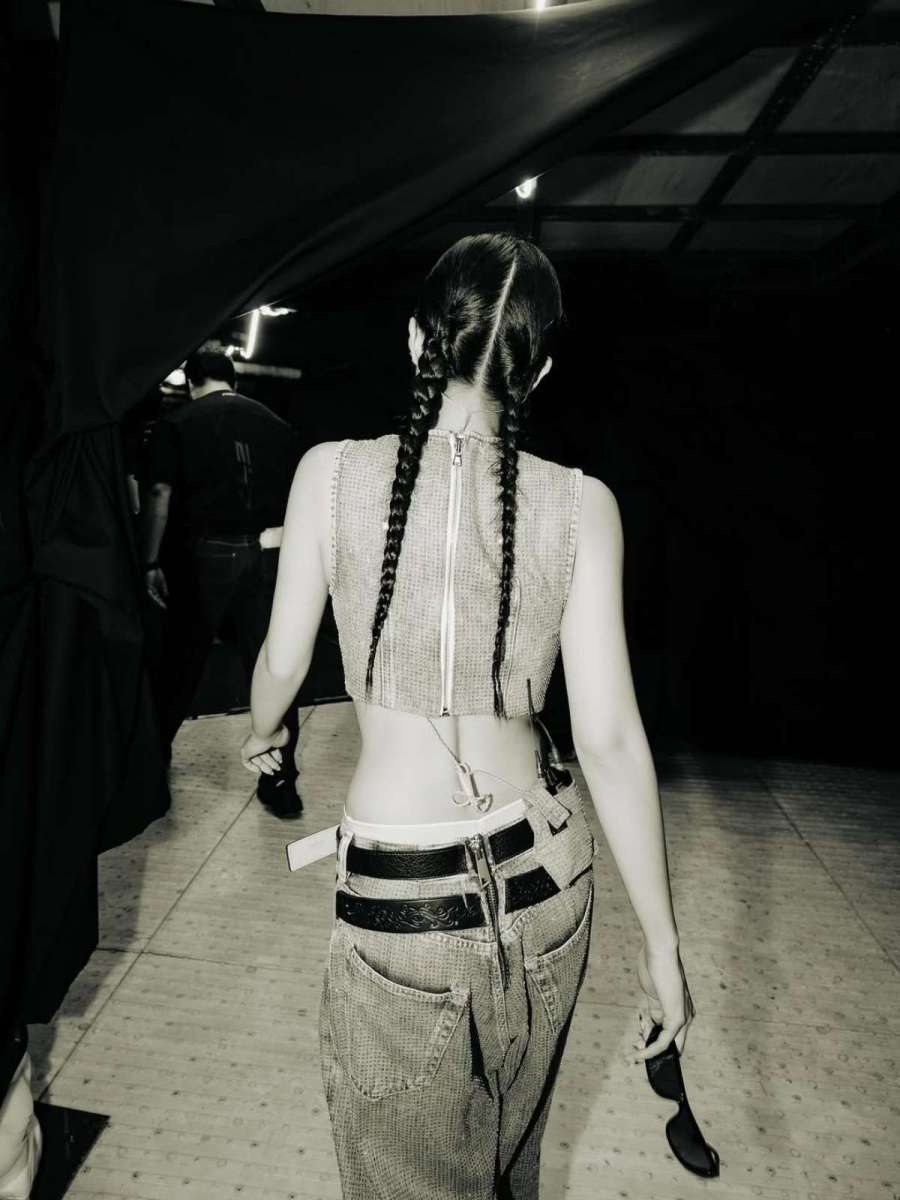 「顔の輪郭が人間離れ」…二つ編みも完璧に決めた女性歌手のヘアスタイル