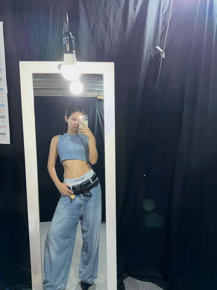 「顔の輪郭が人間離れ」…二つ編みも完璧に決めた女性歌手のヘアスタイル