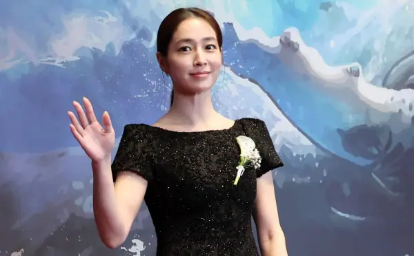 「オールブラックに白い花」イ・ミンジョン、授賞式で「ハートポーズ」拒否後…アン・ソンギに弔問