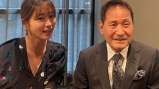 イ・ミンジョン、黒い服・白い花で故アン・ソンギを悼む…「いつも覚えています」