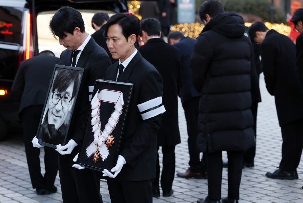 最後の旅路につくアン・ソンギ、葬儀ミサ厳粛に執り行われる…チョン・ウソン、イ・ジョンジェ、ヒョンビンが見送る
