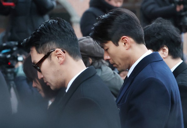 最後の旅路につくアン・ソンギ、葬儀ミサ厳粛に執り行われる…チョン・ウソン、イ・ジョンジェ、ヒョンビンが見送る