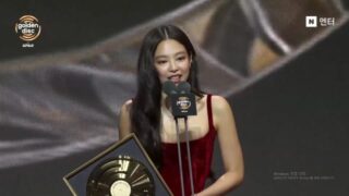 ジェニー「ジス、ロゼ、リサ見てる？」…一人でステージに上がり本賞3冠を総なめ