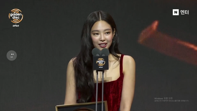 ジェニー「ジス、ロゼ、リサ見てる？」…一人でステージに上がり本賞3冠を総なめ 