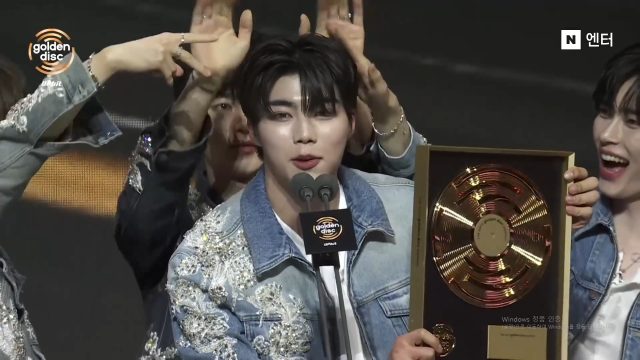 ゼロベースワン、活動終了を前に受け取った本賞トロフィー「愛をたっぷり注ぐ」 