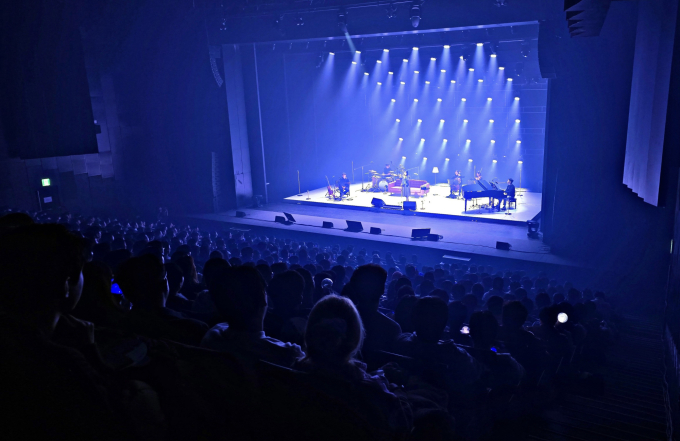 ユンハ、小劇場コンサートを成功裏に終える