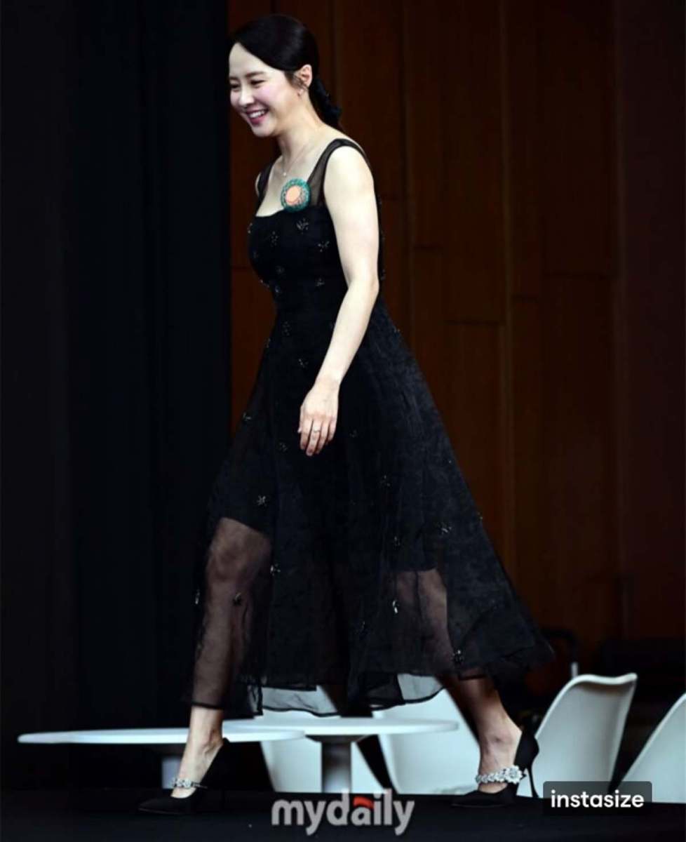 どれほど美しかったのか…学生時代に狂った美貌で「全校生徒」を廊下に列をなさせた女優のドレスルック