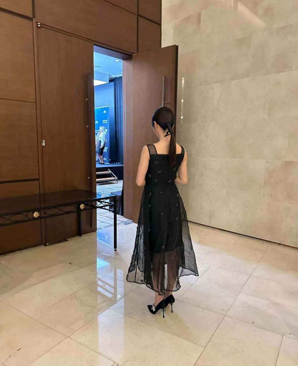 どれほど美しかったのか…学生時代に狂った美貌で「全校生徒」を廊下に列をなさせた女優のドレスルック