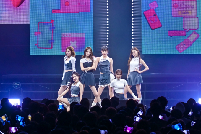 イズナ、初日ファンコンサートを成功させる