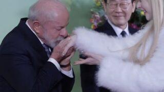 ブラジルのルラ大統領、K-POPガールグループメンバーに「手の甲へのキス」