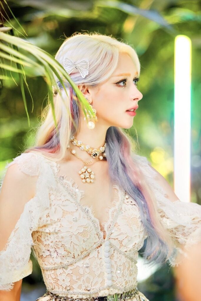 ブラジルのルラ大統領、K-POPガールグループメンバーに「手の甲へのキス」