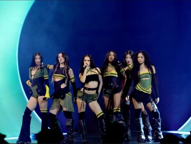 キャッツアイ、グラミー賞で「ウォーキング」ステージ大爆笑...ポップスターたち起立拍手喝采を浴びた