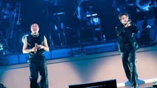 ストレイキッズ・アイエン、パク・ジミン東京コンサートにサプライズ出演..."2AMの感性と雨のパフォーマンスを持つ"