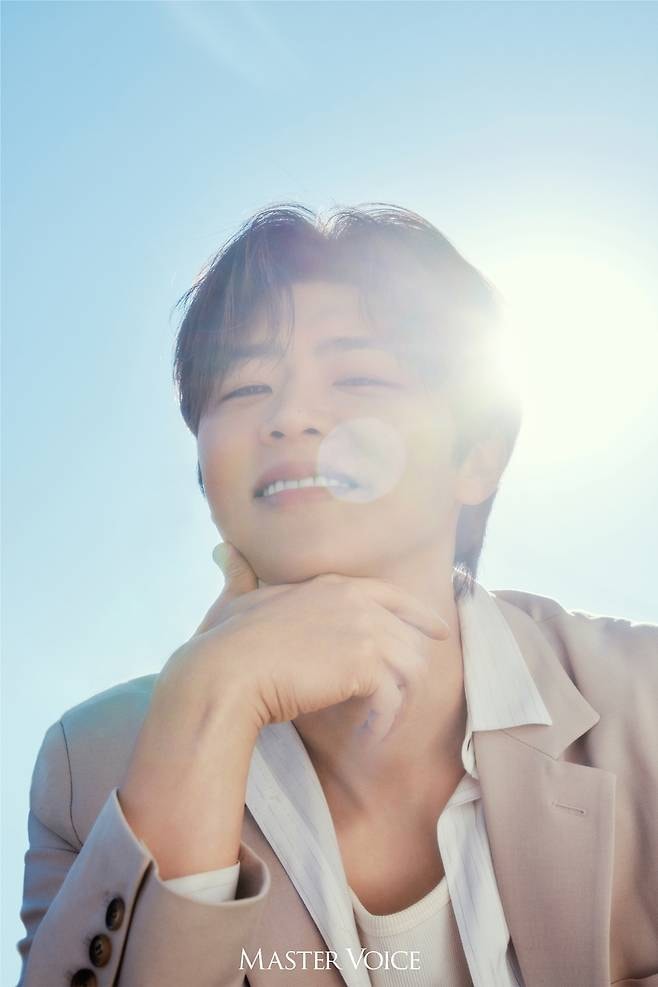 パク・ジヒョン、初の正規コンセプトフォト公開…エンドルフィンがときめく花のような美貌