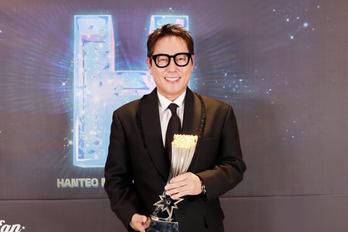 「デビュー36周年」ユン・ジョンシン、「レジェンド・オブ・ザ・エイジ」受賞