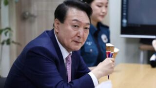 尹氏、「運命」が決まった…支持者たちが号泣