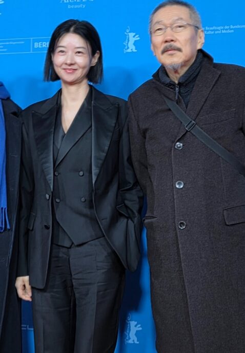 ‘김민희와 혼외자 출산’ 홍상수, 근황 포착