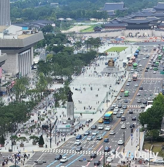 王の道と市民広場、BTSカムバックの二つの顔
