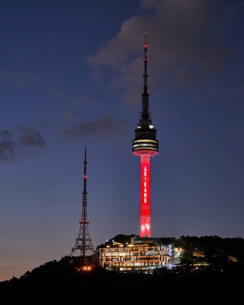 BTS、3年9ヶ月ぶりに完全体でカムバック – 5集『アリラン』で世界に向けて再出航