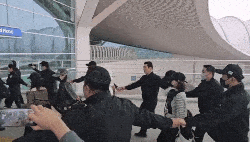 空港でアイドル過剰警護、是か非か