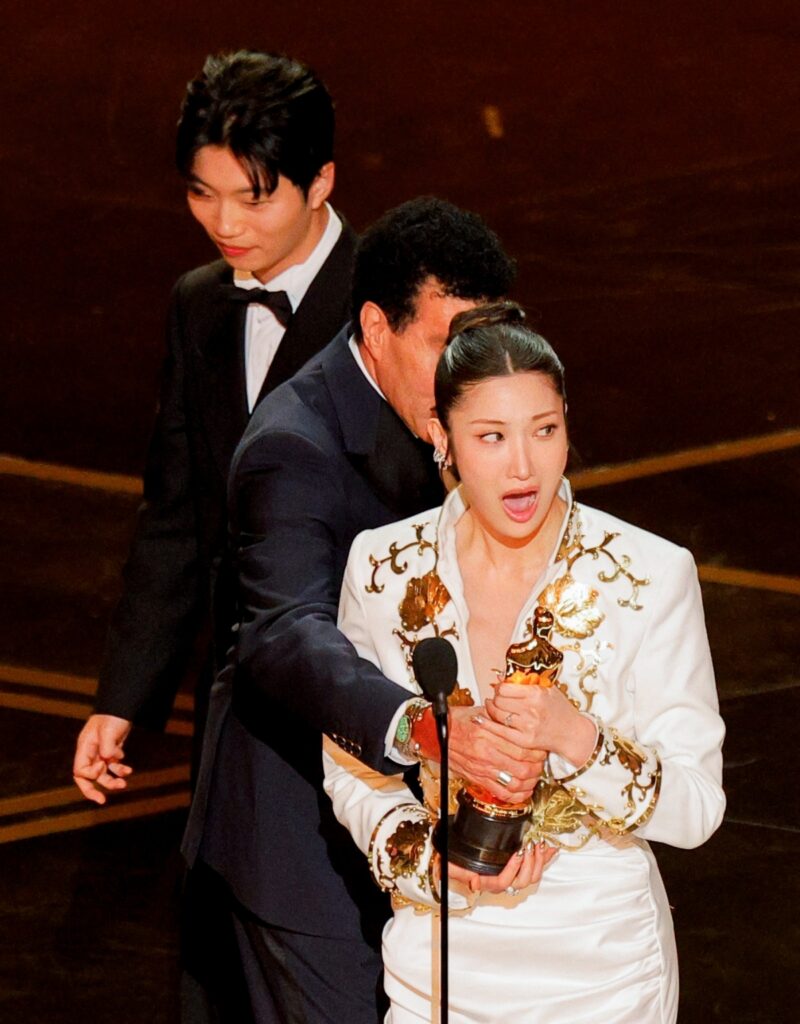 アカデミー賞、受賞スピーチはわずか10秒…『K-POP デーモンハンターズ』2冠の栄誉もアジア人差別論争に揺れる