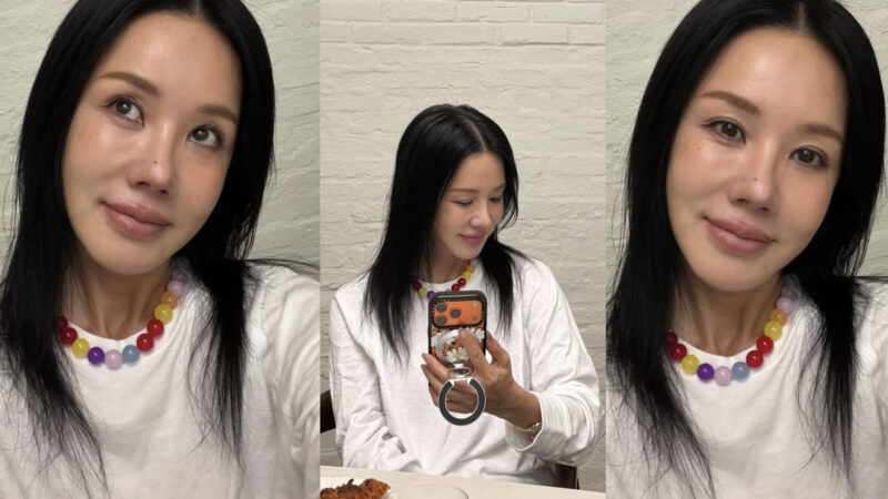 オム・ジョンファ（56歳）、白いTシャツ＋カラーネックレスがポイント…センスあふれるデイリールック