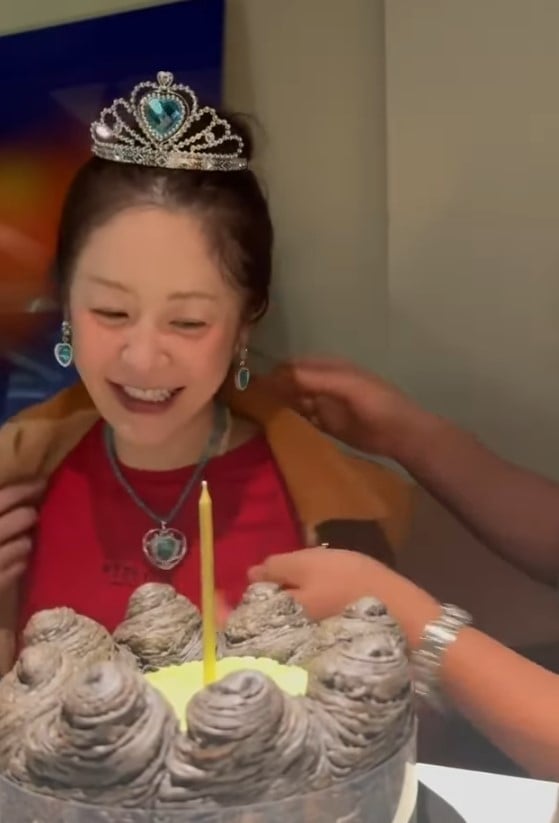 55歳のコ・ヒョンジョン、逆行する美貌で誕生日を証明