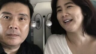 54歳のシム・ウナ、引退後の近況に「はっ」…「大きくなったTシャツに感じられる歳月」