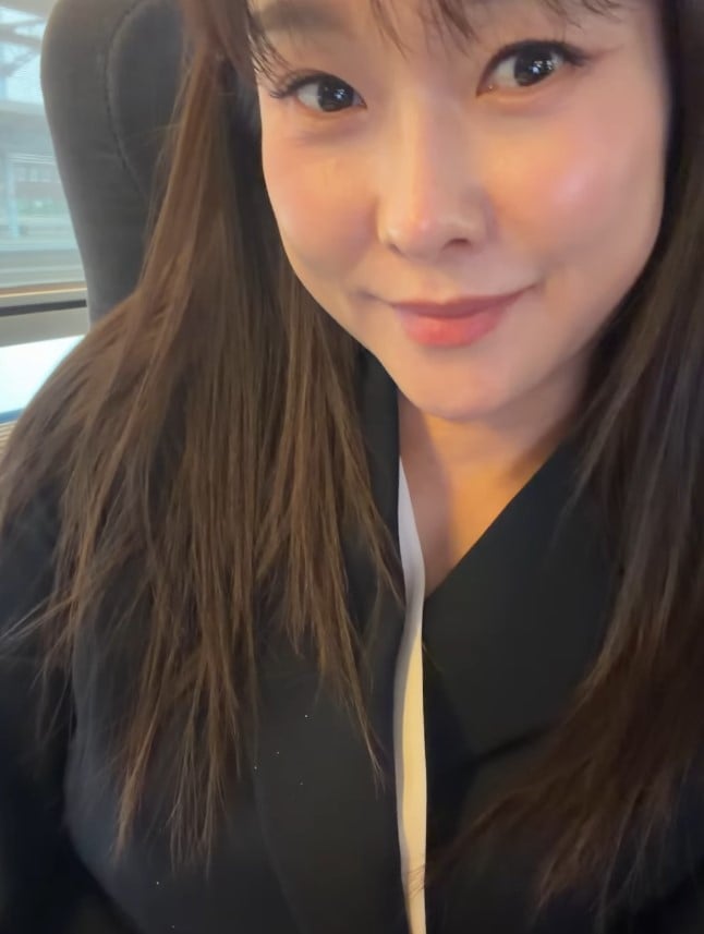 ヒョンヨン、電車の中でも輝く美貌...変わらぬスキンケアの秘訣に「注目」。