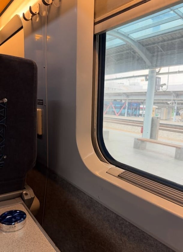 ヒョンヨン、電車の中でも輝く美貌...変わらぬスキンケアの秘訣に「注目」。