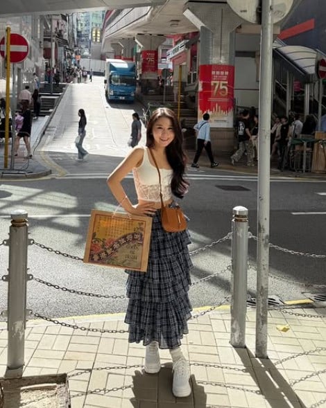 ジュンキー、香港旅行の近況を公開...明るい笑顔で「目線」。