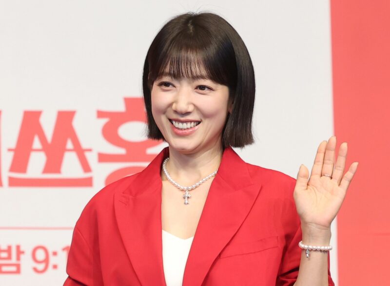 ママ」パク・シネ、1億寄付..."'ミツホン'を通じてひとり親家庭の現実に共感"