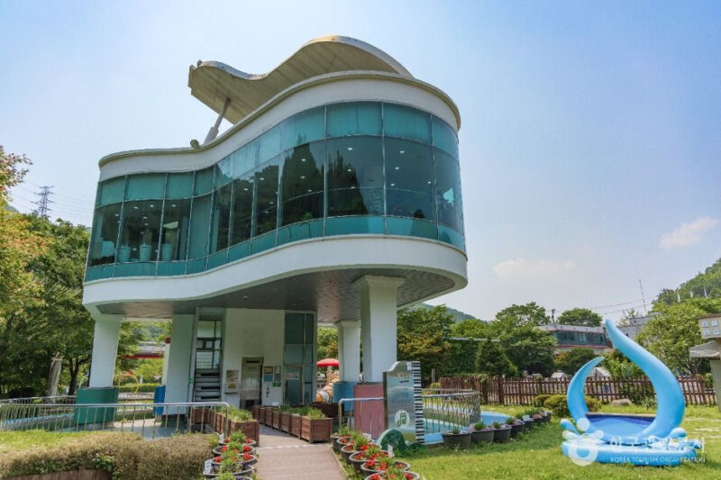 "人生で行った中で一番良かった" 90mの崖から降り注ぐ白い水の流れの正体