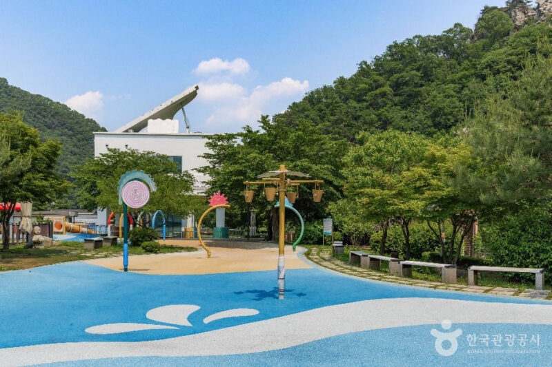 "人生で行った中で一番良かった" 90mの崖から降り注ぐ白い水の流れの正体