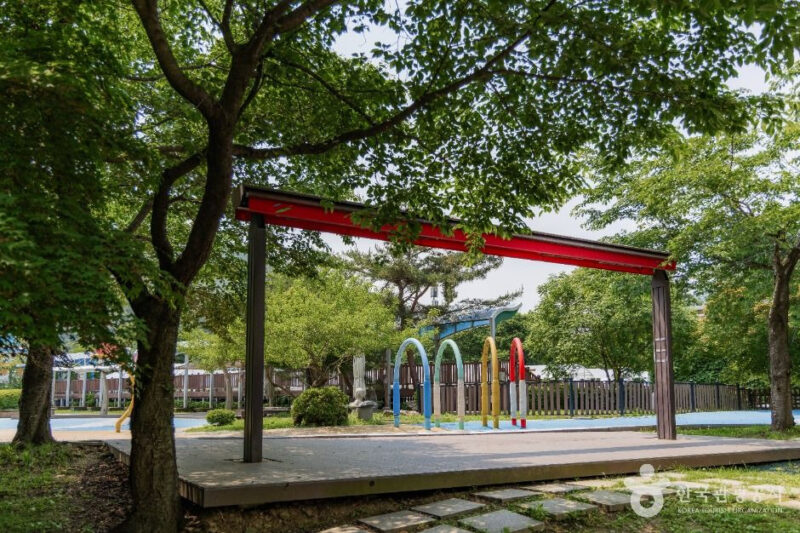 "人生で行った中で一番良かった" 90mの崖から降り注ぐ白い水の流れの正体