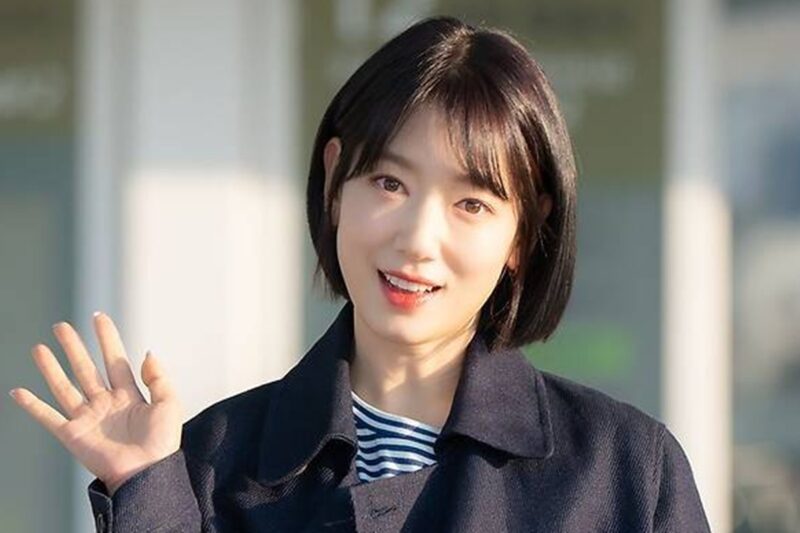 俳優パク・シネ、'実体'明らかに...一波乱万波